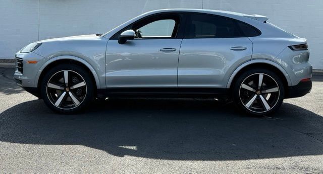 Used 2025 Porsche Cayenne Coupe AWD/4WD image 2
