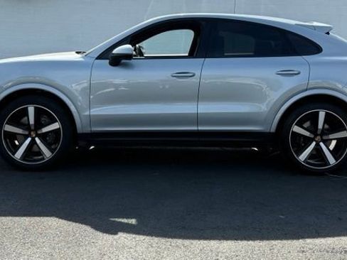 Used 2025 Porsche Cayenne Coupe AWD/4WD image 2