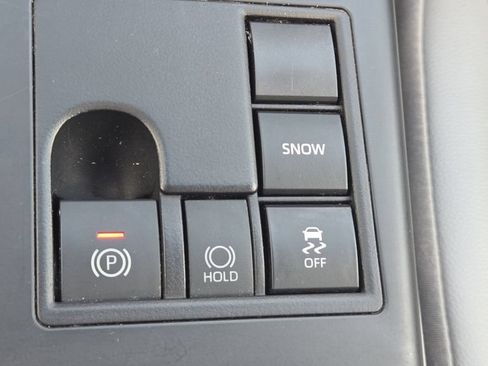 Used 2023 Toyota Highlander XLE FWD image 35