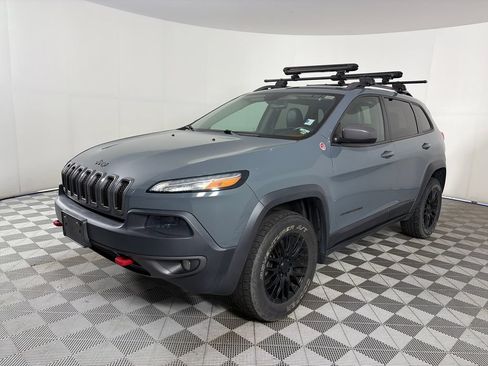 Used 2014 Jeep Cherokee Trailhawk w/ Cold Weather Group AWD/4WD image 3