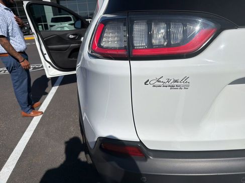 Used 2019 Jeep Cherokee Latitude Plus FWD image 9