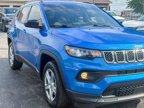 Used 2023 Jeep Compass Latitude w/ Convenience Group AWD/4WD image 3