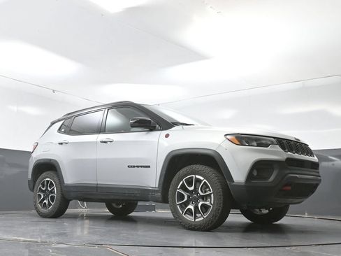Used 2025 Jeep Compass Trailhawk AWD/4WD image 26