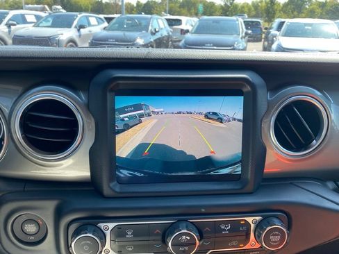 Used 2022 Jeep Wrangler Unlimited Sahara AWD/4WD image 16