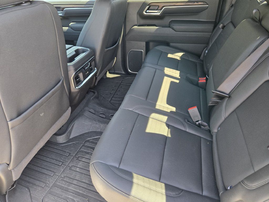 Used 2025 GMC Sierra 1500 SLT w/ SLT Premium Plus Package AWD/4WD image 32