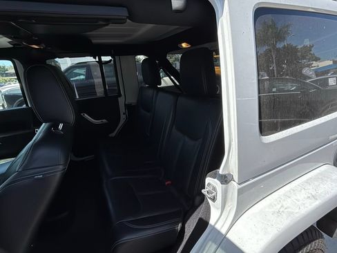 Used 2017 Jeep Wrangler Unlimited Rubicon w/ Connectivity Group AWD/4WD image 4