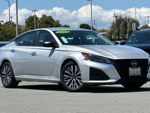 Used 2024 Nissan Altima 2.5 SV FWD image 2