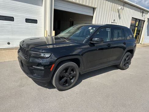 Used 2023 Jeep Grand Cherokee Limited w/ Black Appearance Package AWD/4WD image 16