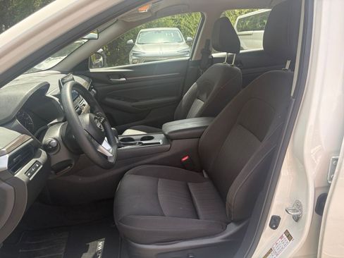 Used 2025 Nissan Altima 2.5 SV FWD image 24