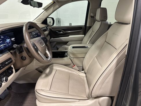 Used 2022 GMC Yukon XL Denali w/ Denali Premium Package AWD/4WD image 16