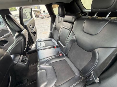 Used 2019 Jeep Cherokee Latitude Plus FWD image 12