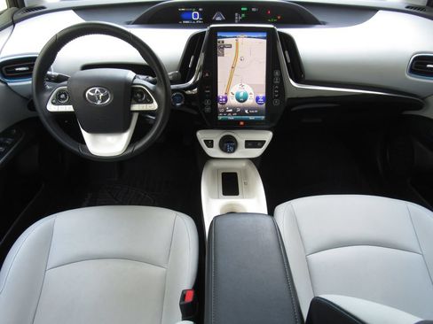 Certified 2018 Toyota Prius Four w/ Advanced Technology Package FWD image 31