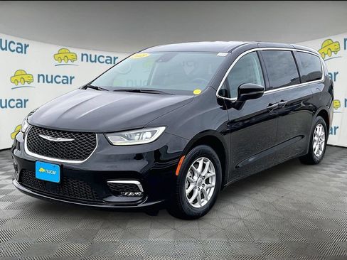 Used 2023 Chrysler Pacifica Touring-L FWD image 3