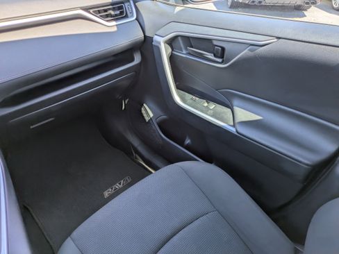 Used 2019 Toyota RAV4 LE w/ Carpet Mat Package image 11