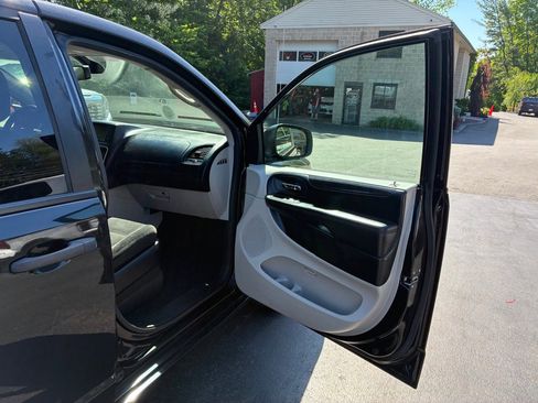 Used 2019 Dodge Grand Caravan SE FWD image 15