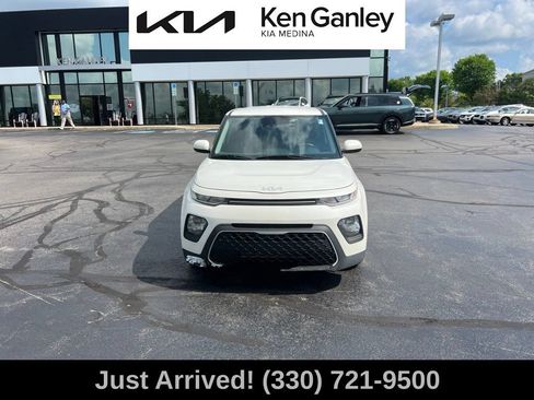 Certified 2022 Kia Soul LX w/ Technology Package FWD image 2