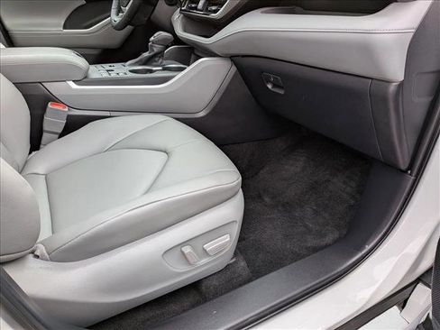 Certified 2026 Toyota Highlander XLE image 16