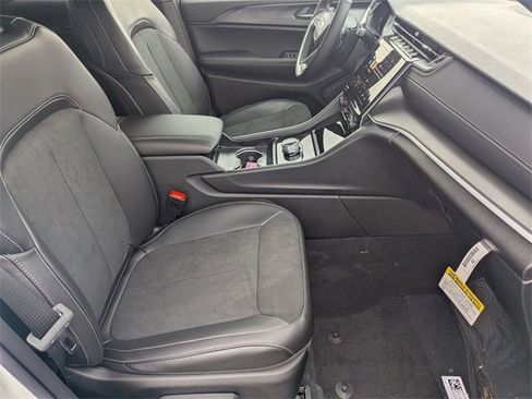 New 2025 Jeep Grand Cherokee Altitude image 31