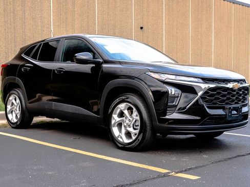 Used 2026 Chevrolet Trax LS w/ LS Convenience Package FWD image 2