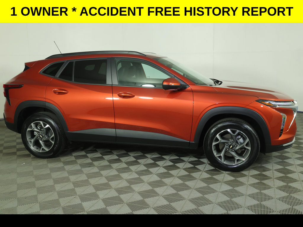 Used 2024 Chevrolet Trax LT w/ Driver Confidence Package FWD image 2