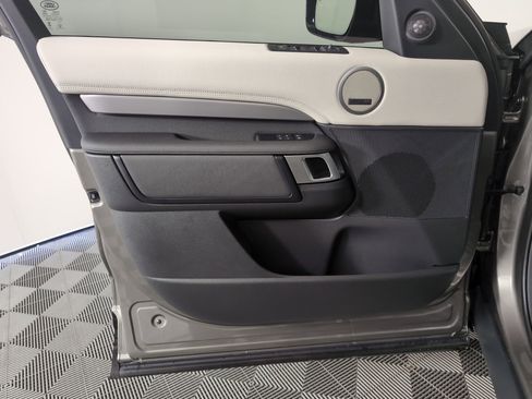 Used 2025 Land Rover Discovery Dynamic SE image 18