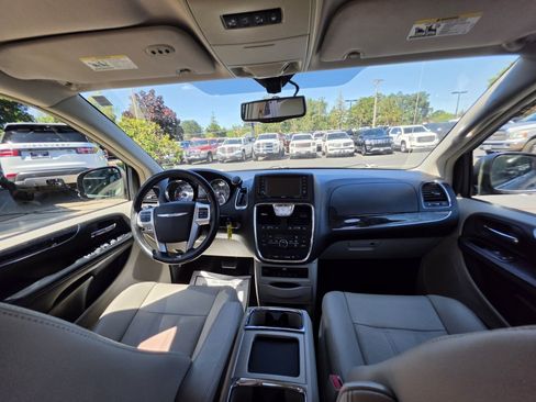 Used 2015 Chrysler Town & Country Touring-L FWD image 15