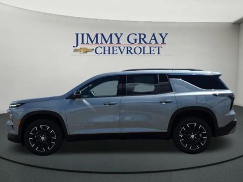 New 2026 Chevrolet Traverse LT w/ Sun and Wheel Package FWD image 2
