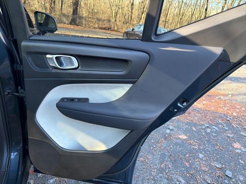 Used 2022 Volvo XC40 T5 Momentum w/ Premium Package image 12