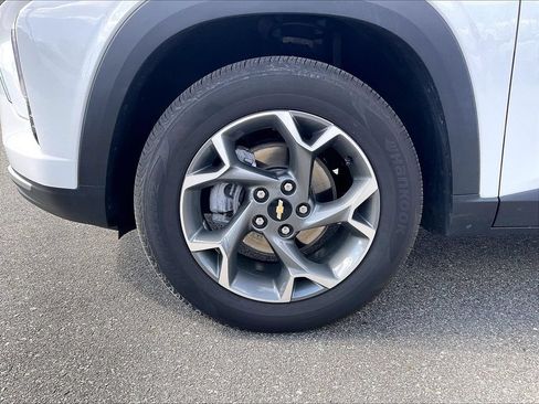 Used 2025 Chevrolet Trax LT w/ LT Convenience Package FWD image 7