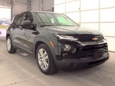 Used 2021 Chevrolet TrailBlazer LS FWD image 2