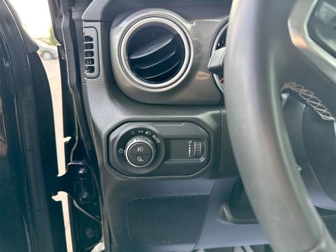 Used 2023 Jeep Gladiator Overland image 17