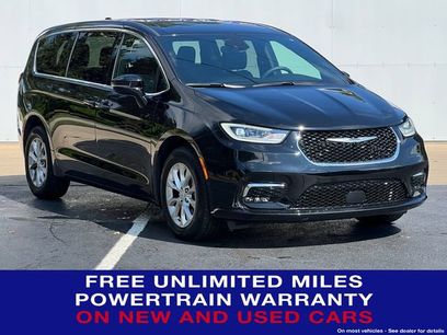 Used 2025 Chrysler Pacifica Select w/ Uconnect Theater Family Group