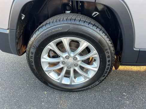 Used 2019 Jeep Cherokee Latitude w/ Cold Weather Group AWD/4WD image 9