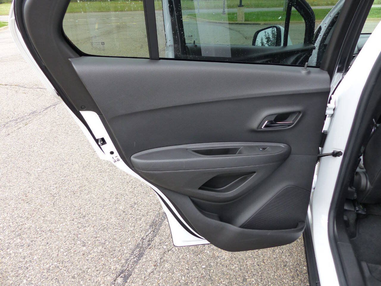 Used 2019 Chevrolet Trax LT w/ LT Convenience Package FWD image 32