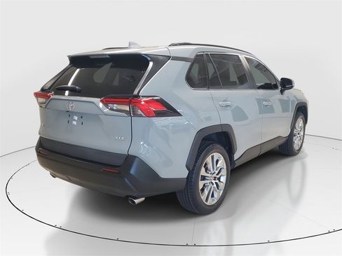 Used 2021 Toyota RAV4 XLE Premium image 7