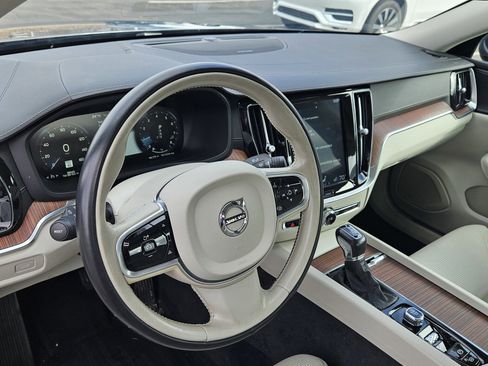 Used 2019 Volvo S60 T5 Inscription image 10