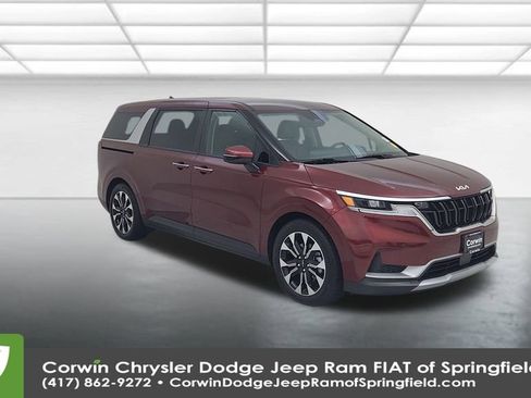 Used 2024 Kia Carnival EX image 3