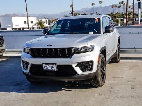 Used 2025 Jeep Grand Cherokee Altitude AWD/4WD image 4
