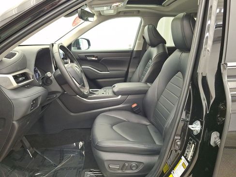 Used 2023 Toyota Highlander XLE AWD/4WD image 14