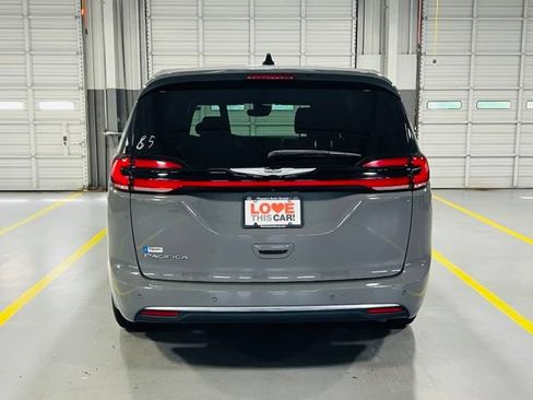 Used 2025 Chrysler Pacifica Select FWD image 18