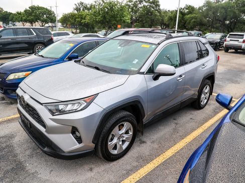 Used 2021 Toyota RAV4 XLE w/ Convenience Package FWD image 3