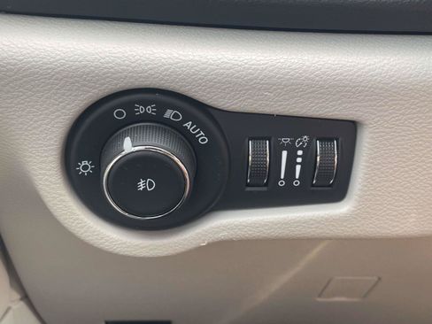 Used 2024 Chrysler Pacifica Touring-L FWD image 24