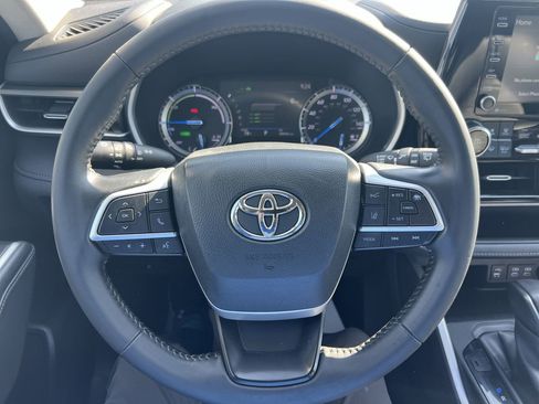 Used 2022 Toyota Highlander XLE AWD/4WD image 18