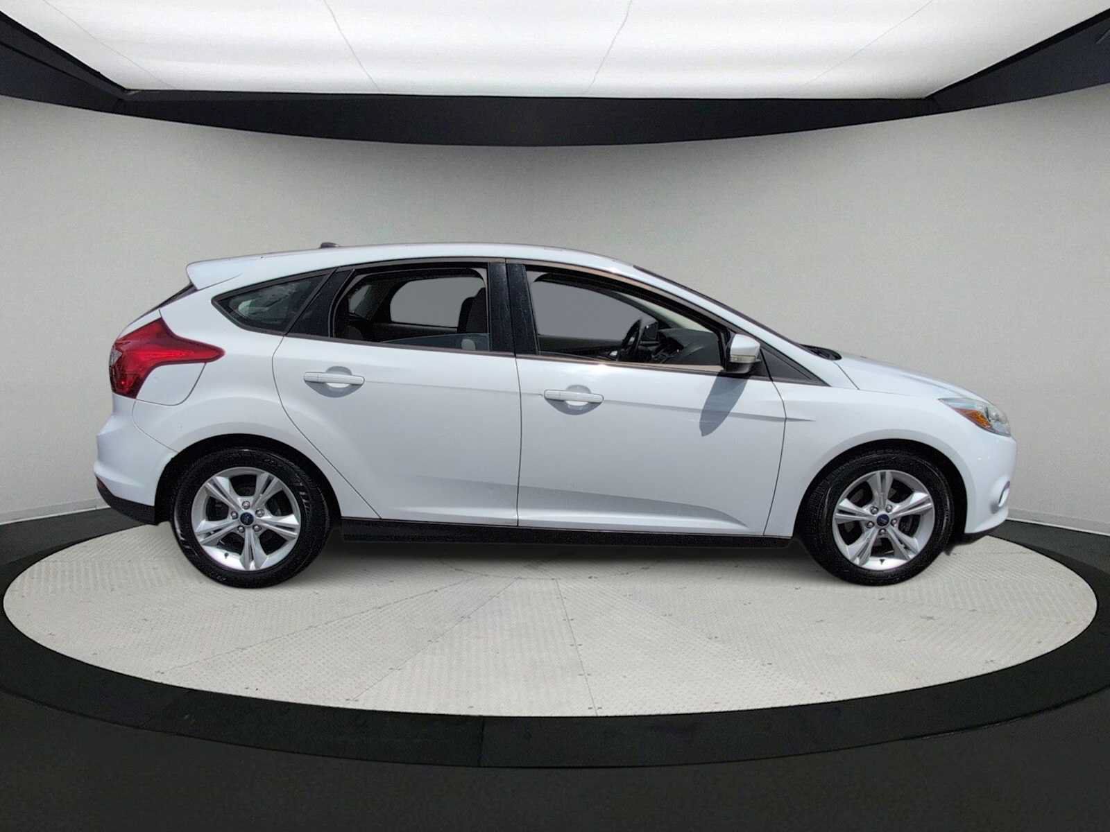 Used 2014 Ford Focus SE w/ SE Winter Package FWD image 9