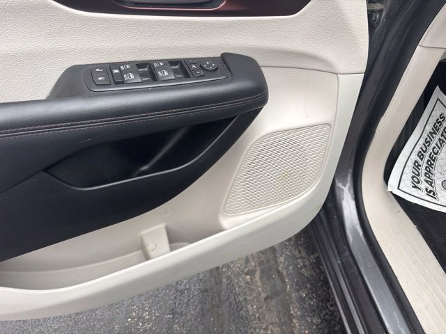 Used 2017 Chrysler Pacifica Limited w/ UConnect Theater Package FWD image 9