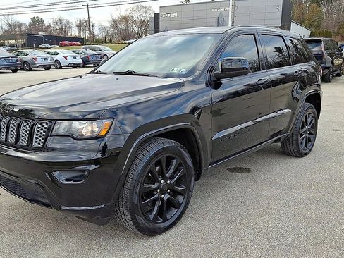 Used 2017 Jeep Grand Cherokee Altitude image 4
