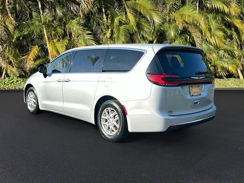 Used 2024 Chrysler Pacifica Touring-L image 7