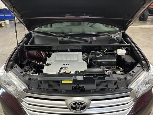 Used 2012 Toyota Highlander SE w/ Tow Pkg image 9