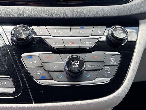 Used 2023 Chrysler Pacifica Touring-L FWD image 15