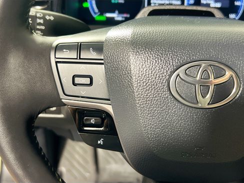 Used 2025 Toyota Camry XLE FWD image 17